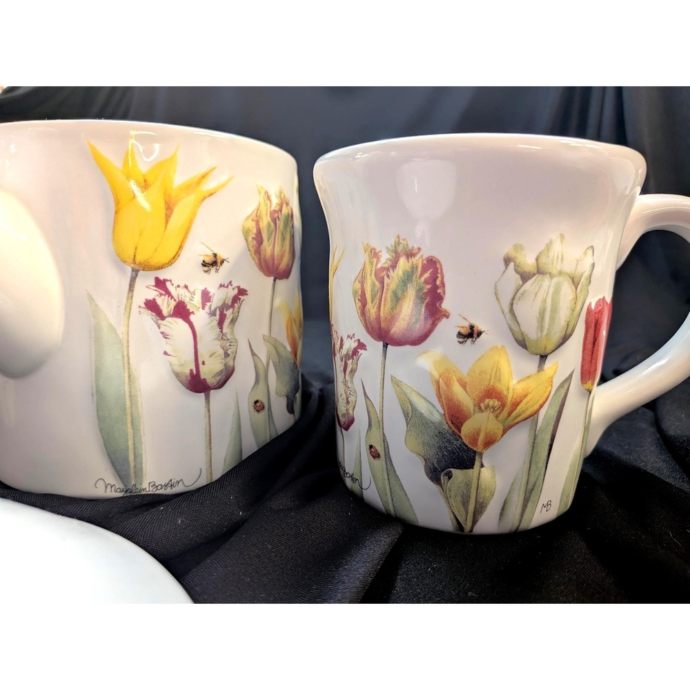 Teapot with‎ two matching mugs